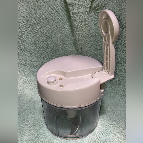 PAMPERED CHEF MANUAL FOOD PROCESSOR, INCLUDES HANDLE, LID & BOWL -PRE OWNED - Picture 5 of 14